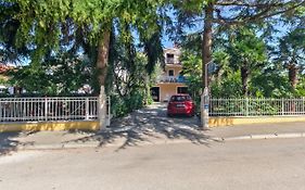 Gino House With Apartments